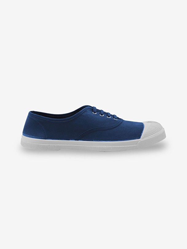 man lace-up tennis overseas