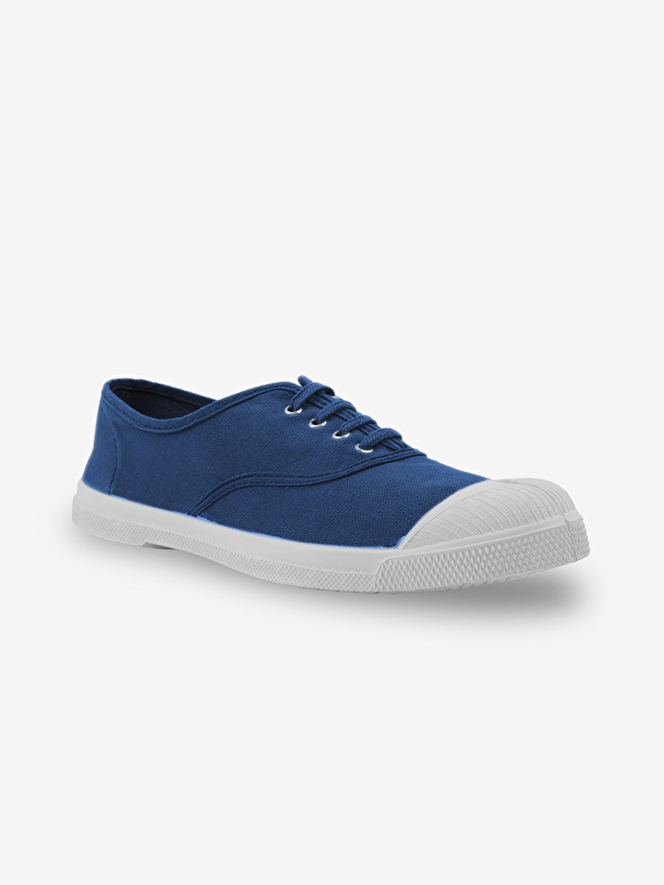 man lace-up tennis overseas