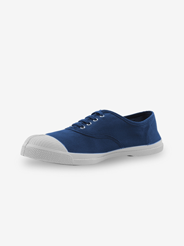 man lace-up tennis overseas