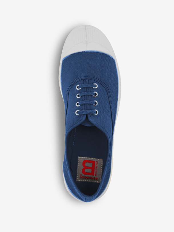 man lace-up tennis overseas