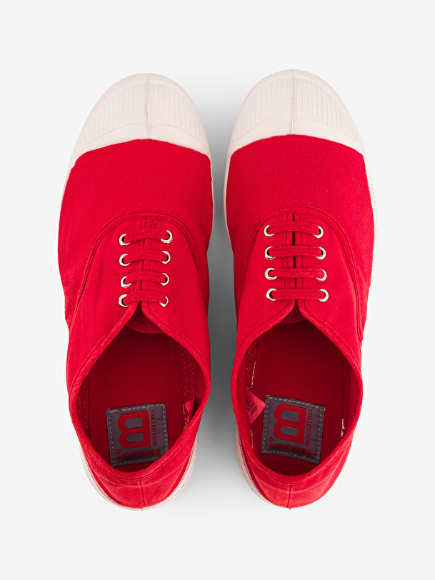 women laces tennis passion