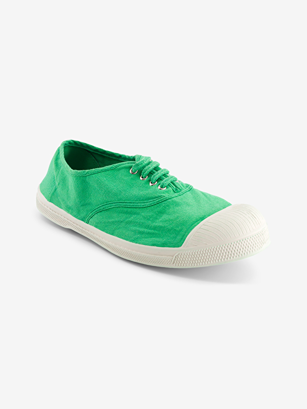 women laces tennis prairie
