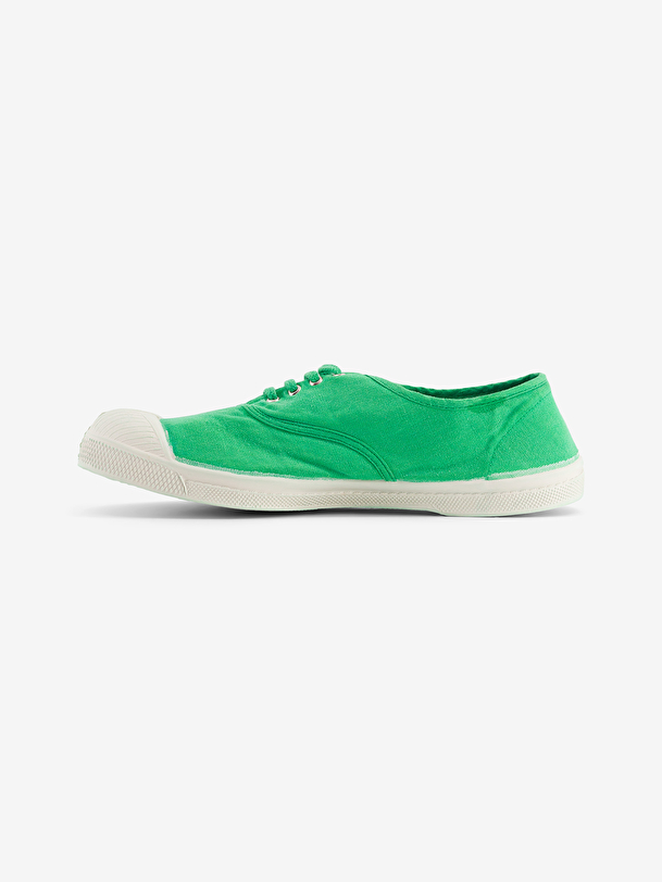 women laces tennis prairie