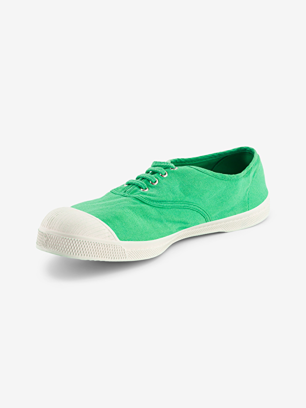 women laces tennis prairie